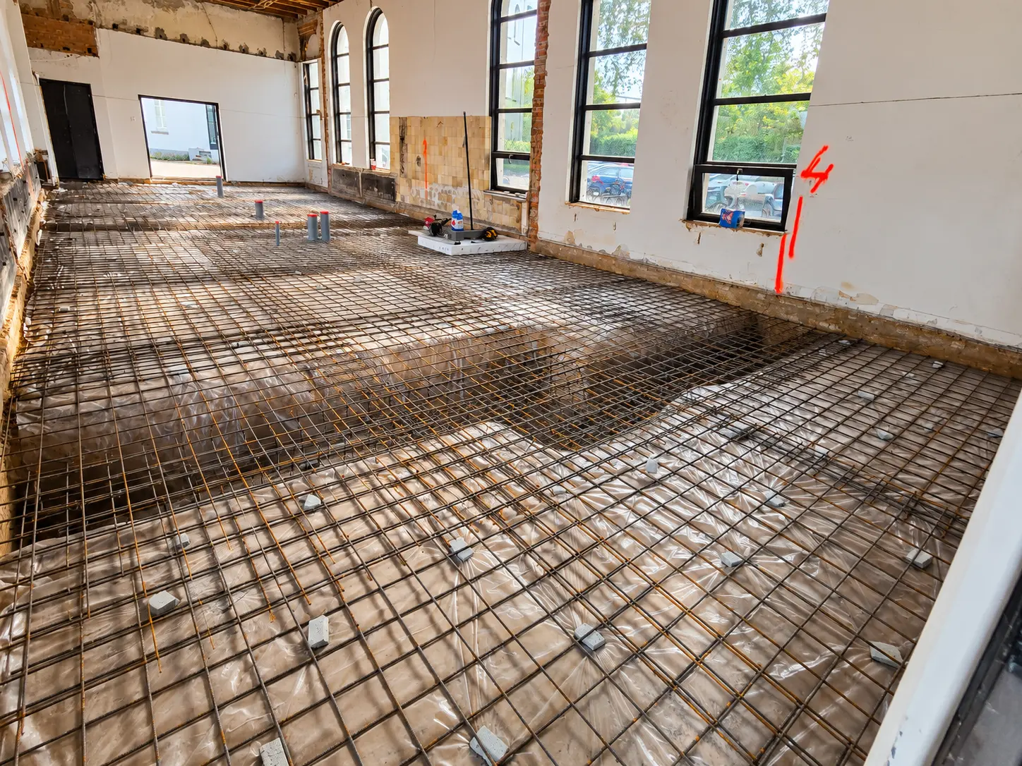 Wapeningsnet voor de nieuwe betonvloer in het klooster aan Orthen 111