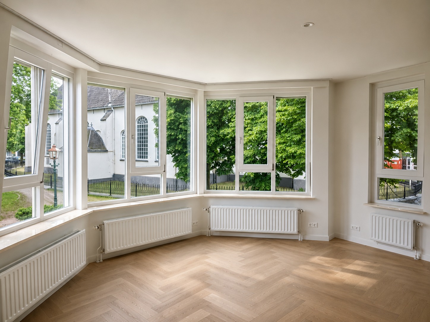 Verhuurde woning in Oss met nieuwe ramen, visgraatvloer en strakke afwerking — afgerond 2026